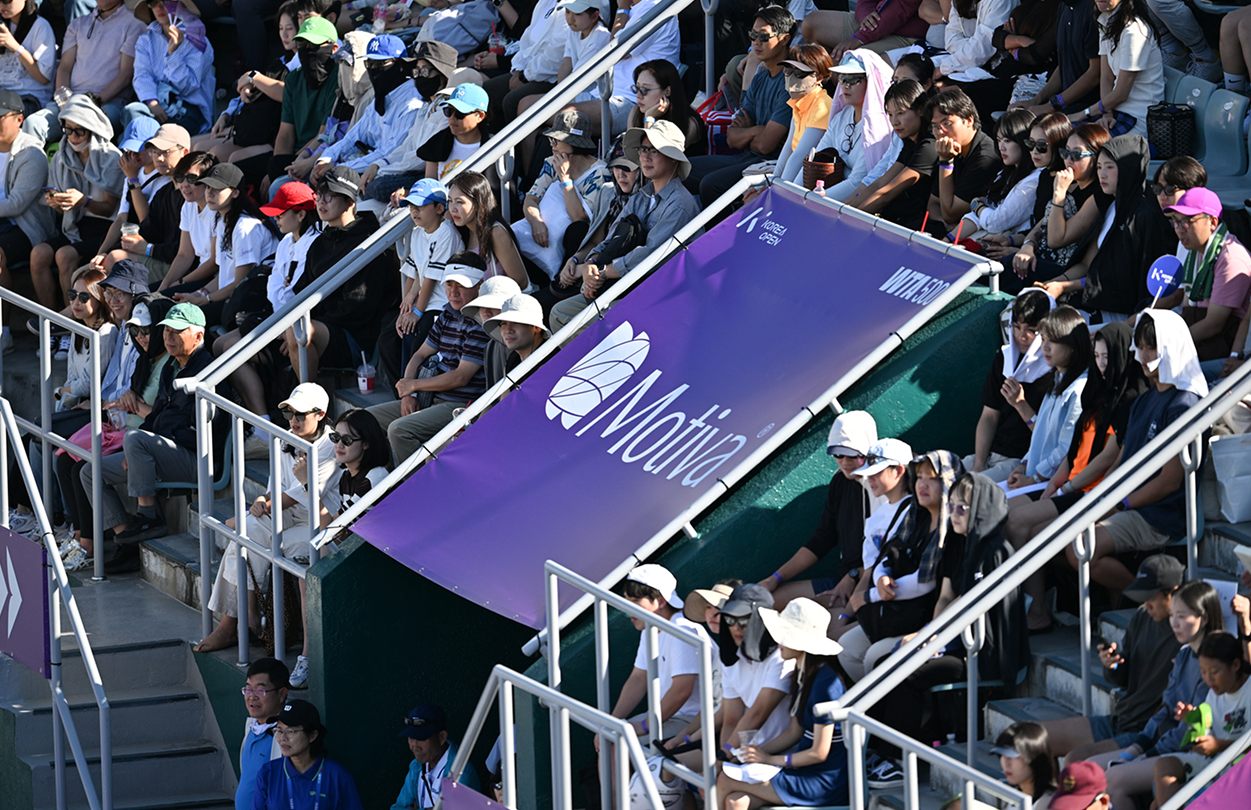 코트 위에서 경기하는 테니스 선수